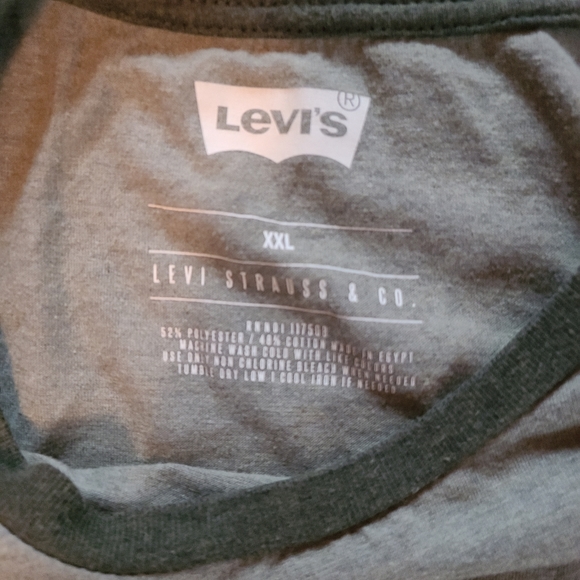 Multiple Levi's shirts - Picture 2 of 6
